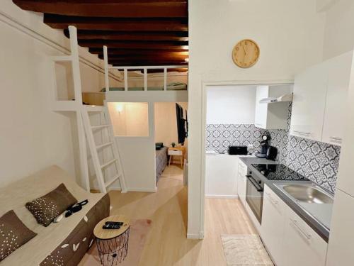 Il dispose d'une cuisine et d'un salon avec une mezzanine. dans l'établissement Appartement au centre de Paris, à Paris