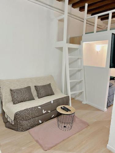 - un salon avec un canapé et des lits superposés dans l'établissement Appartement au centre de Paris, à Paris