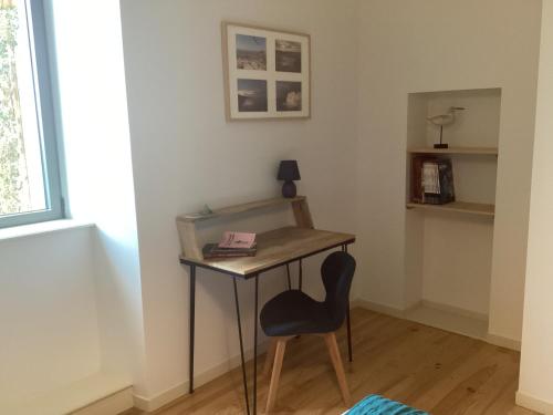 a desk and a chair in a room at Les Chambres des 3 Chouettes in Sepx