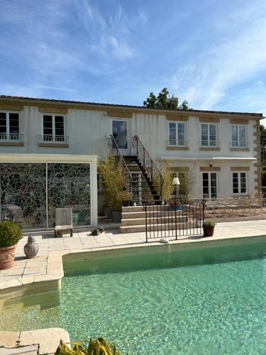 une maison avec une piscine devant dans l'établissement Bastide du Bau Reddoun, à Callian