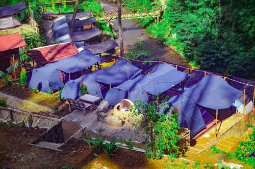 einen Blick über eine Gruppe blauer Zelte in der Unterkunft WULANDARI CAMPING GROUND in Bandung