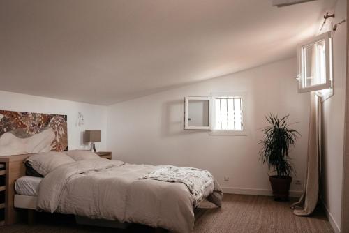 une chambre avec un lit et une fenêtre dans l'établissement Villa entre mer et montagne, à Villelongue-dels-Monts