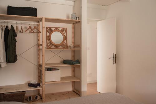 - une chambre avec un miroir et un placard dans l'établissement Villa entre mer et montagne, à Villelongue-dels-Monts