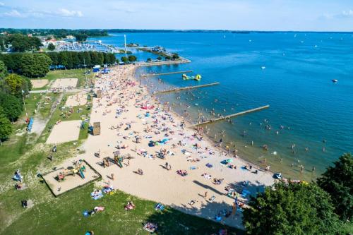 Una vista aérea de una playa con mucha gente en Piękny apartament z widokiem na Jezioro Niegocin en Giżycko