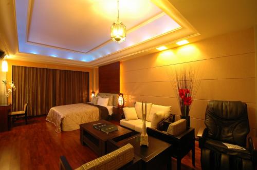a hotel room with a bed and a couch at I-Like Motel in Pingzhen