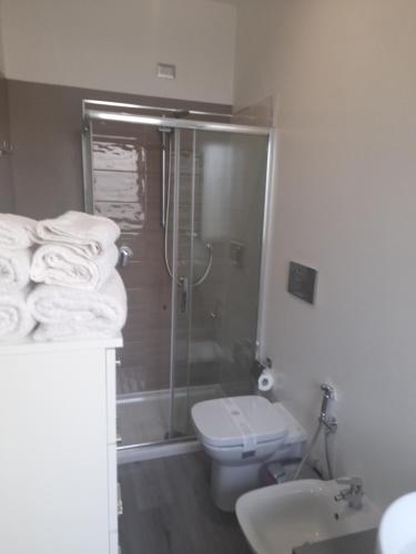 La salle de bains est pourvue d'une douche, de toilettes et d'un lavabo. dans l'établissement White House & B., à Sìnnai