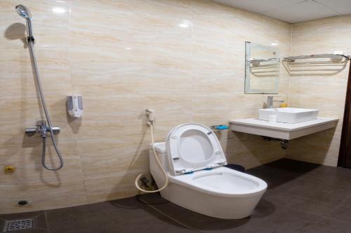 ein Bad mit einem WC und einem Waschbecken in der Unterkunft Mai Khanh Hotel in Da Lat