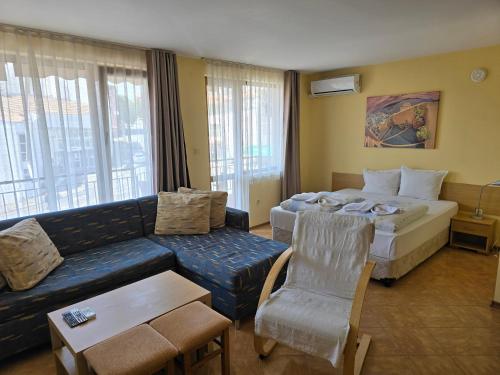 un soggiorno con letto e divano di Elena Guest House a Sozopol