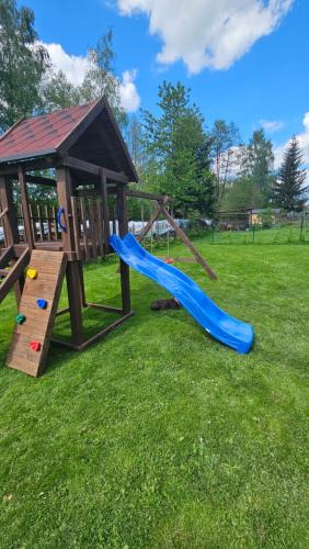 un parque infantil con tobogán y cenador en Farma u lesa, en Hlinsko