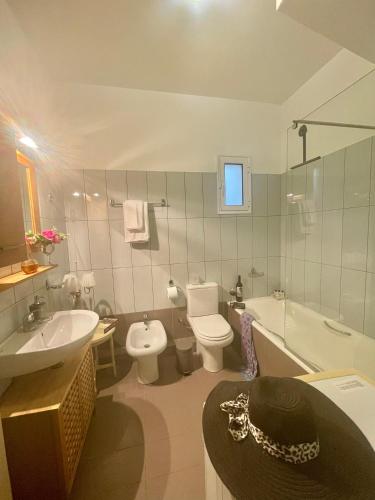 Ένα μπάνιο στο Sivota Sea View Maisonettes