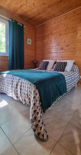 - une chambre avec 2 lits dans une pièce en bois dans l'établissement Résidence bord de mer I Querci, à Poggio-Mezzana