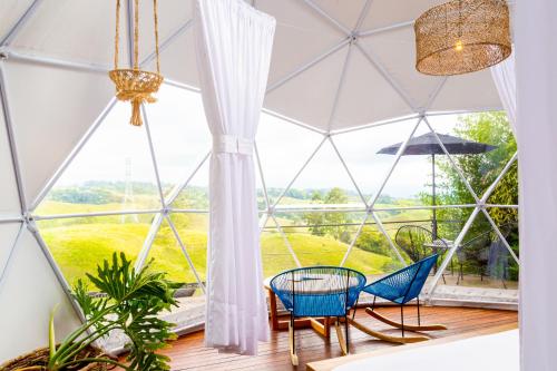 a room with a glass dome with chairs and a table at Ecohotel Monte Tierra Habitaciones y Glamping in Filandia