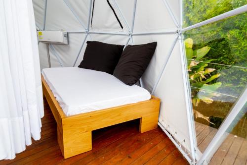 a room with a bed in a iguana tent at Ecohotel Monte Tierra Habitaciones y Glamping in Filandia