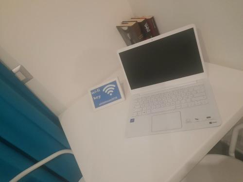 a laptop computer sitting on top of a desk at White House & B. in Sìnnai