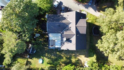una vista aérea de una casa con patio en Spacious home in idyllic neighbourhood, 15min to City, en Sollentuna
