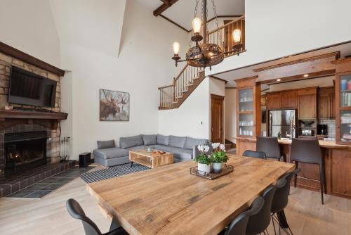 a living room with a table and a couch at Tremblant Prestige - Manoir 120-6 in Mont-Tremblant