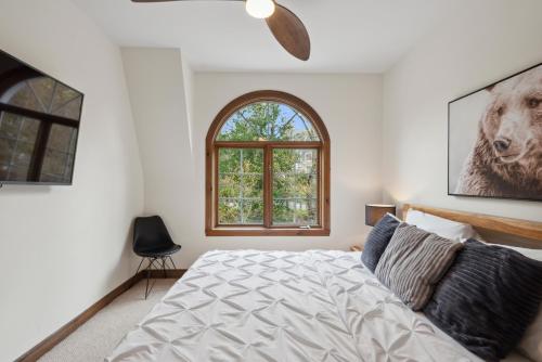 a bedroom with a bed and a window at Tremblant Prestige - Manoir 120-6 in Mont-Tremblant