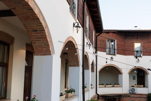 an alleyway of an old building with arches at La Maison de Caroline in Alba Iulia