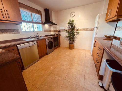 La cuisine est équipée d'un évier et d'un lave-vaisselle. dans l'établissement Arenal Dream Javea, luxury beach apartment, à Jávea