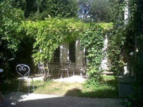 eine Gruppe von Stühlen unter einem Bogen mit Bäumen in der Unterkunft Quai Sisley in Villeneuve-la-Garenne