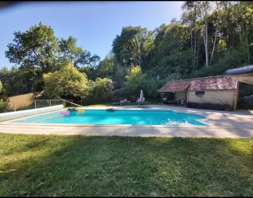 einen Pool im Hof eines Hauses in der Unterkunft Ô Bonheurs Simples d'Ecorsaint Ici Doucement in Hauteroche