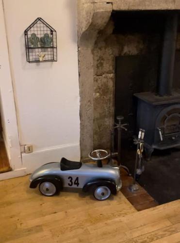 a toy car sitting on the floor in a room at Ô Bonheurs Simples d'Ecorsaint Ici Doucement in Hauteroche