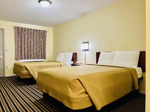 En eller flere senge i et værelse på Suite 16 Motel
