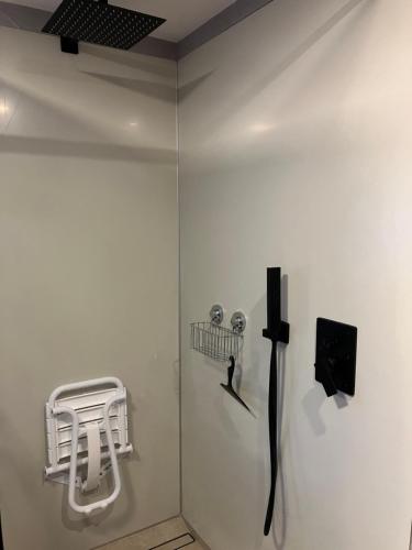 a room with a white wall with a horse on it at Gîte des champs fondus in Picauville