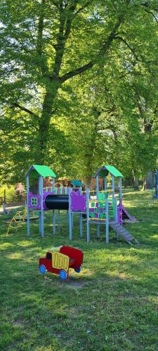 Czarna Dąbrówkaにある"Dolina szczęścia" Kartkowoの公園内の遊具付き遊び場