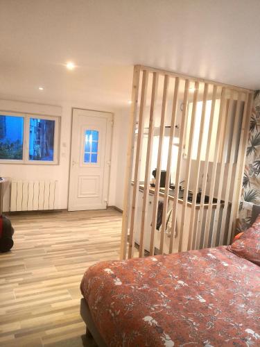 - une chambre avec un lit et du parquet dans l'établissement Appartement des Charmilles, Compiègne hyper-centre, à Compiègne