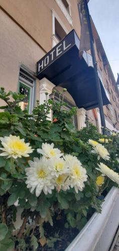 ein Strauß weißer Blumen vor einem Hotel in der Unterkunft Hotel Alysa Korce in Korçë