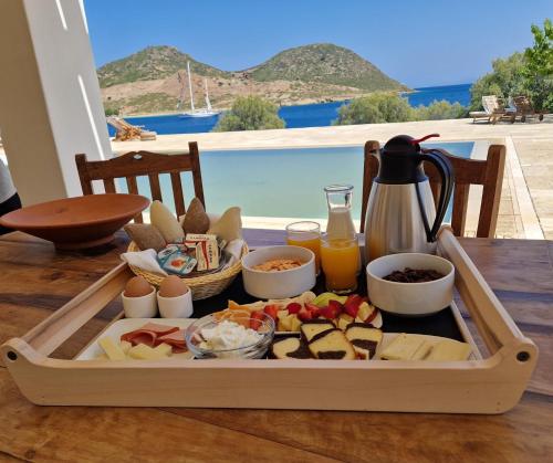 una bandeja de comida en una mesa con comida en Onar Patmos, en Grikos