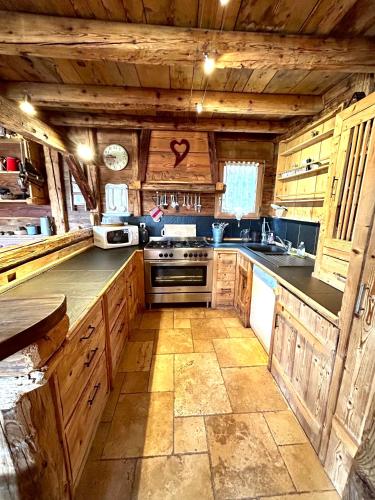 une grande cuisine avec des armoires en bois et une cuisinière dans l'établissement Chalet l'Oréade, à Saint-Gervais-les-Bains