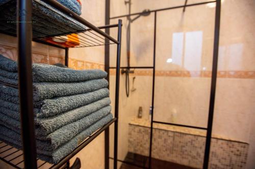 a bunch of towels on a rack in a bathroom at Casa de los hermanos in Almuñécar