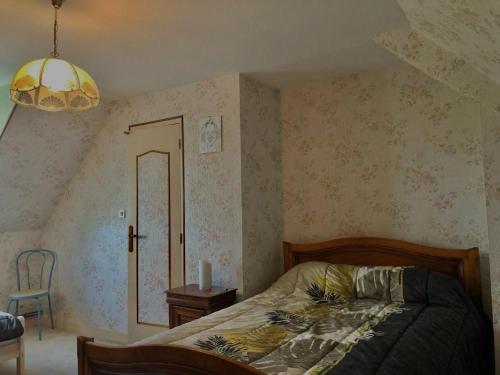 una camera con letto, sedia e lampada di L'oscar a Saint-James