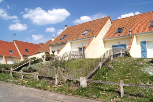 een rij huizen met rode daken bij Petite Opale in Ambleteuse