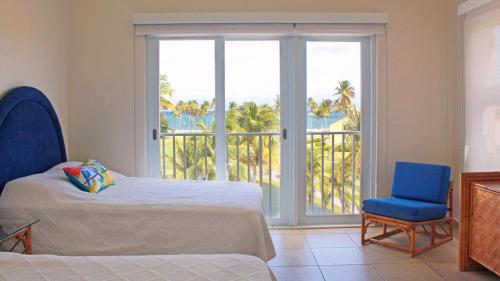 - une chambre avec un lit, une chaise et une fenêtre dans l'établissement Blue Horizon, à Humacao