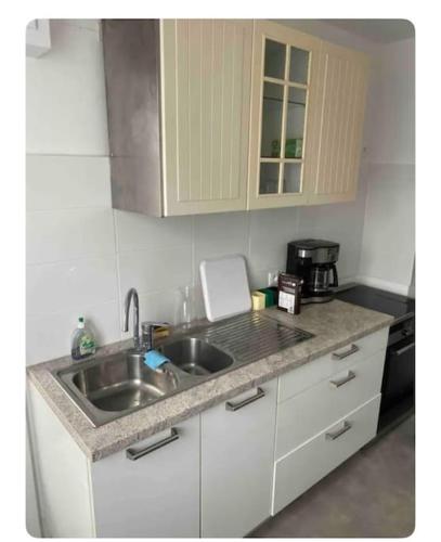 une cuisine avec un évier et un plan de travail dans l'établissement Chaleureux et spacieux Cernay100, à Cernay