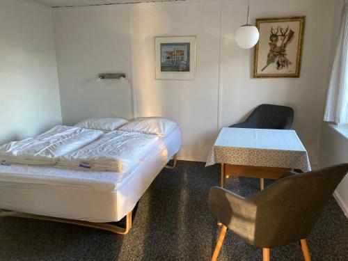 1 dormitorio con 1 cama, 1 mesa y 1 silla en Skagen Annex Apartment, en Skagen