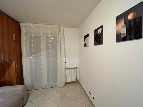 a living room with a window and white walls at Sottomarina spiaggia mare in Chioggia