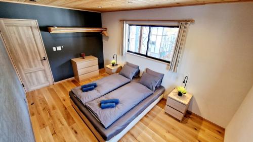 Llit o llits en una habitació de Kitsune Cottages