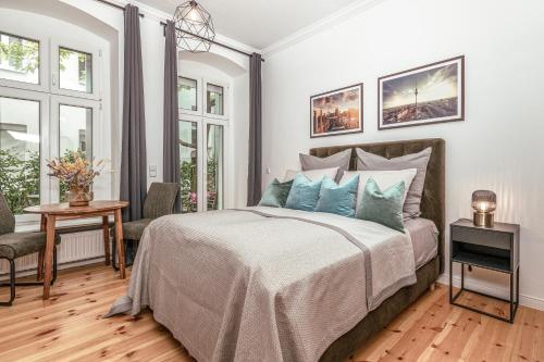 The Malmöer, modern 1 BR on 40m2, own backyard garden-terrace, quite & relaxed, however central in Prenzlauer Berg 객실 침대