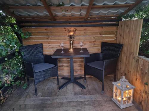 un patio con mesa y 2 sillas en Bikupan, en Everöd