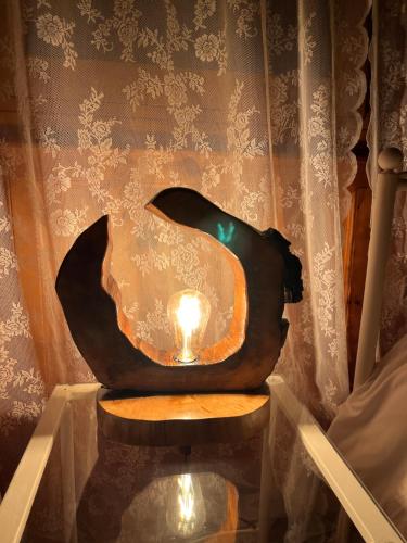 Eine schwarze Skulptur mit einer Kerze auf dem Tisch. in der Unterkunft 9mouses Chasiotis Guest House in Ampelakia