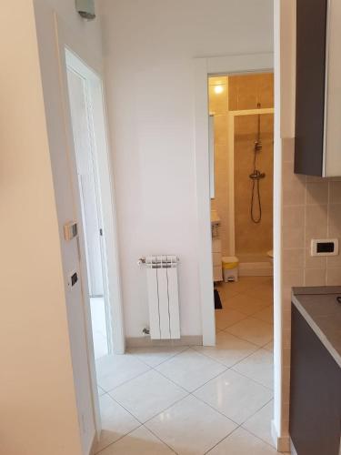 a kitchen with a door leading to a bathroom at Sottomarina spiaggia mare in Chioggia