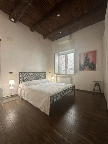 una camera da letto con un letto grande in una stanza di Blue Velvet - Salerno Centro a Salerno