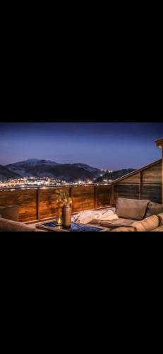 um quarto com uma cama e vista para as montanhas em Stor leilighet med nydelig utsikt og solforhold em Bergen