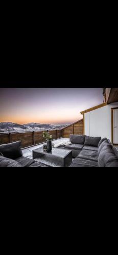 uma sala de estar com sofás e vista para as montanhas em Stor leilighet med nydelig utsikt og solforhold em Bergen