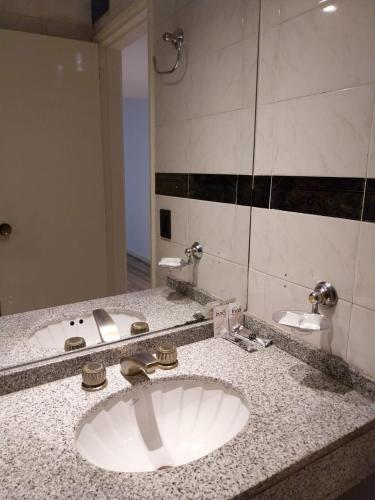 a bathroom counter with two sinks and a mirror at Departamento 3 Paris - Edificio VILAUT by INMOVE Temporarios in Córdoba