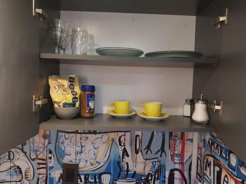Příslušenství pro přípravu čaje a kávy v ubytování Departamento 3 Paris - Edificio VILAUT by INMOVE Temporarios